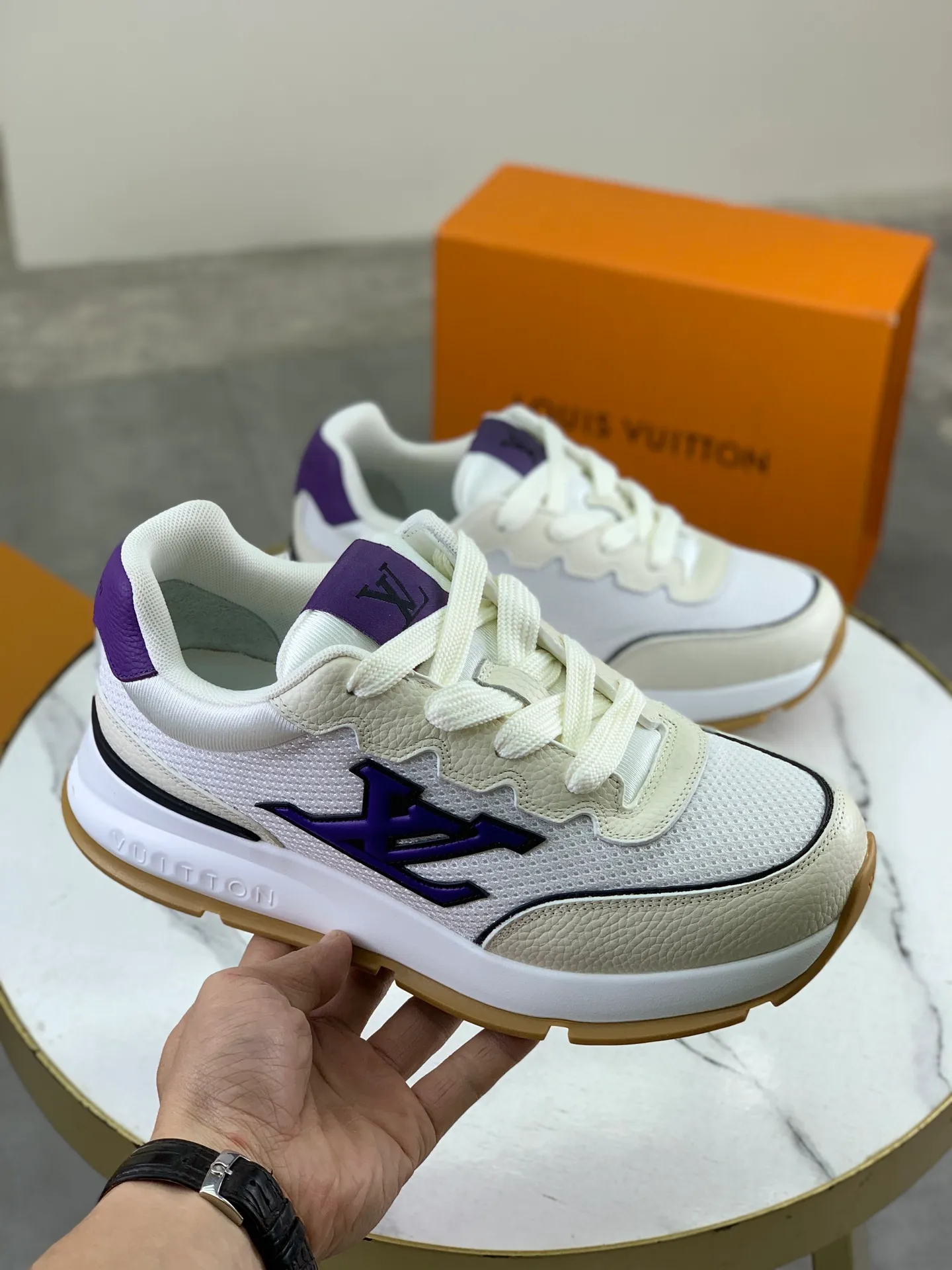 Factory price P700 💶 Top version [LOUIS VUITTON] Couple 🧑‍🤝‍🧑 Craftsman style Counter series (original order) New style 🍀LV Louis Vuitton - top version LV classic high-top trendy shoes! Made of imported original craft calfskin, original breathable lining, and original wear-resistant, lightweight, high-end TPU outsole! High quality products! 4️⃣ colors available, size: female 35-39, male 39-44 (female 40, male 45 46 customized)